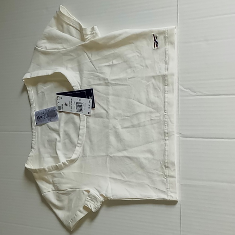 REEBOK CLASSICS CROPPED TEE WITH LOW-KEY STYLE NWT